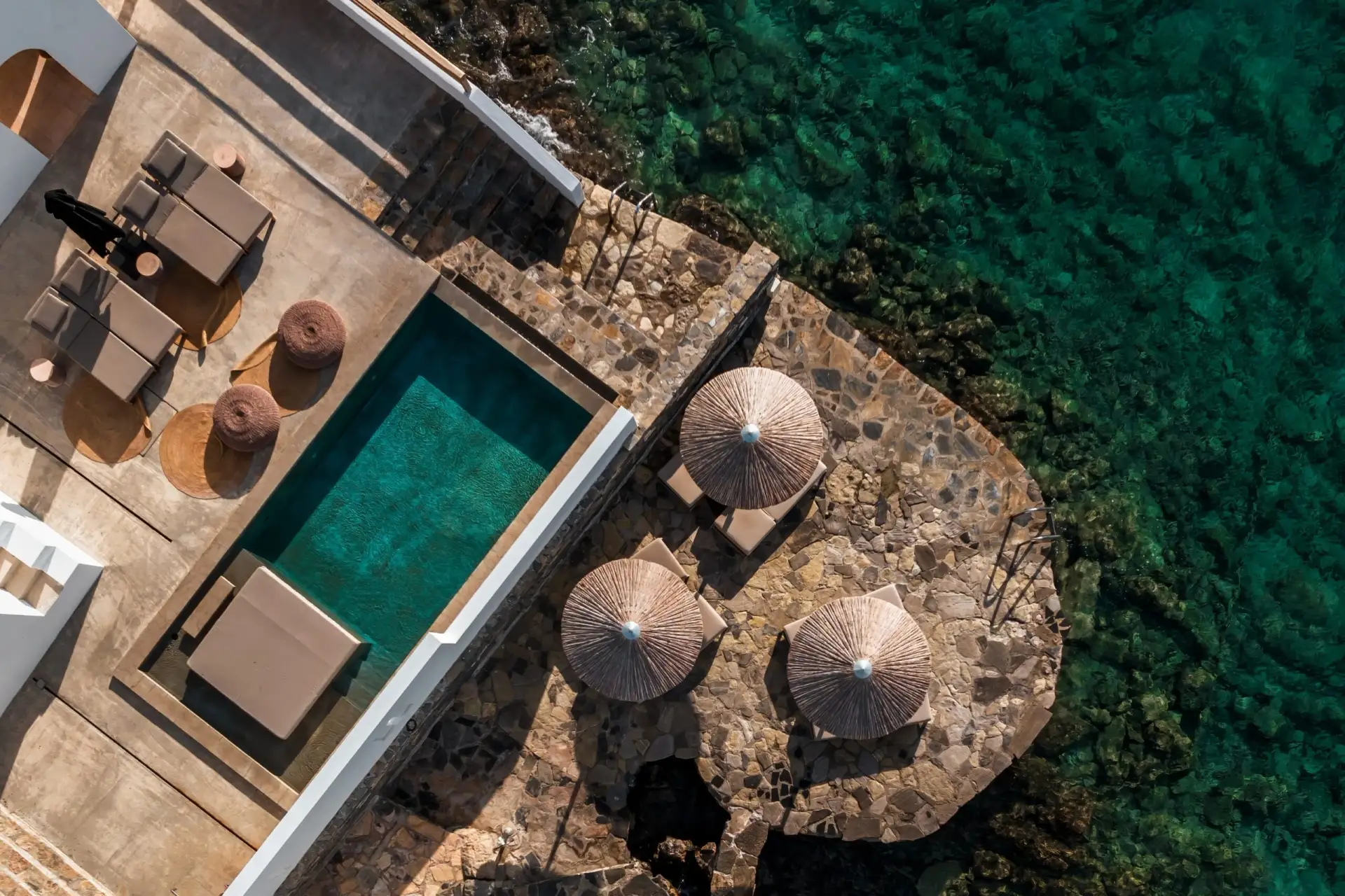 Luftaufnahme einer Luxusvilla mit privatem Pool im Minos Beach Hotel auf Kreta