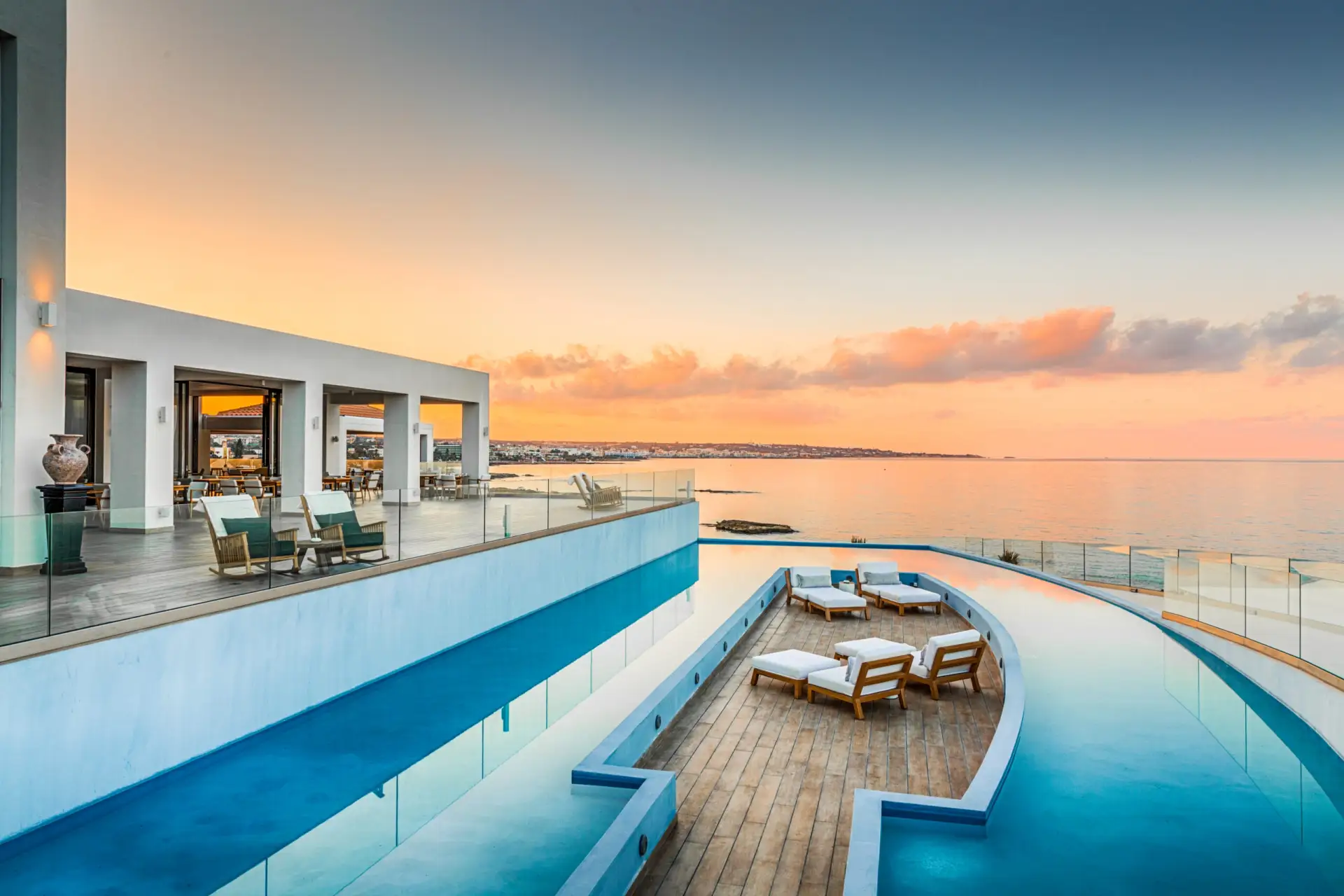 Terrasse des Infinity-Pools im Abaton Island Resort auf Kreta bei Sonnenuntergang