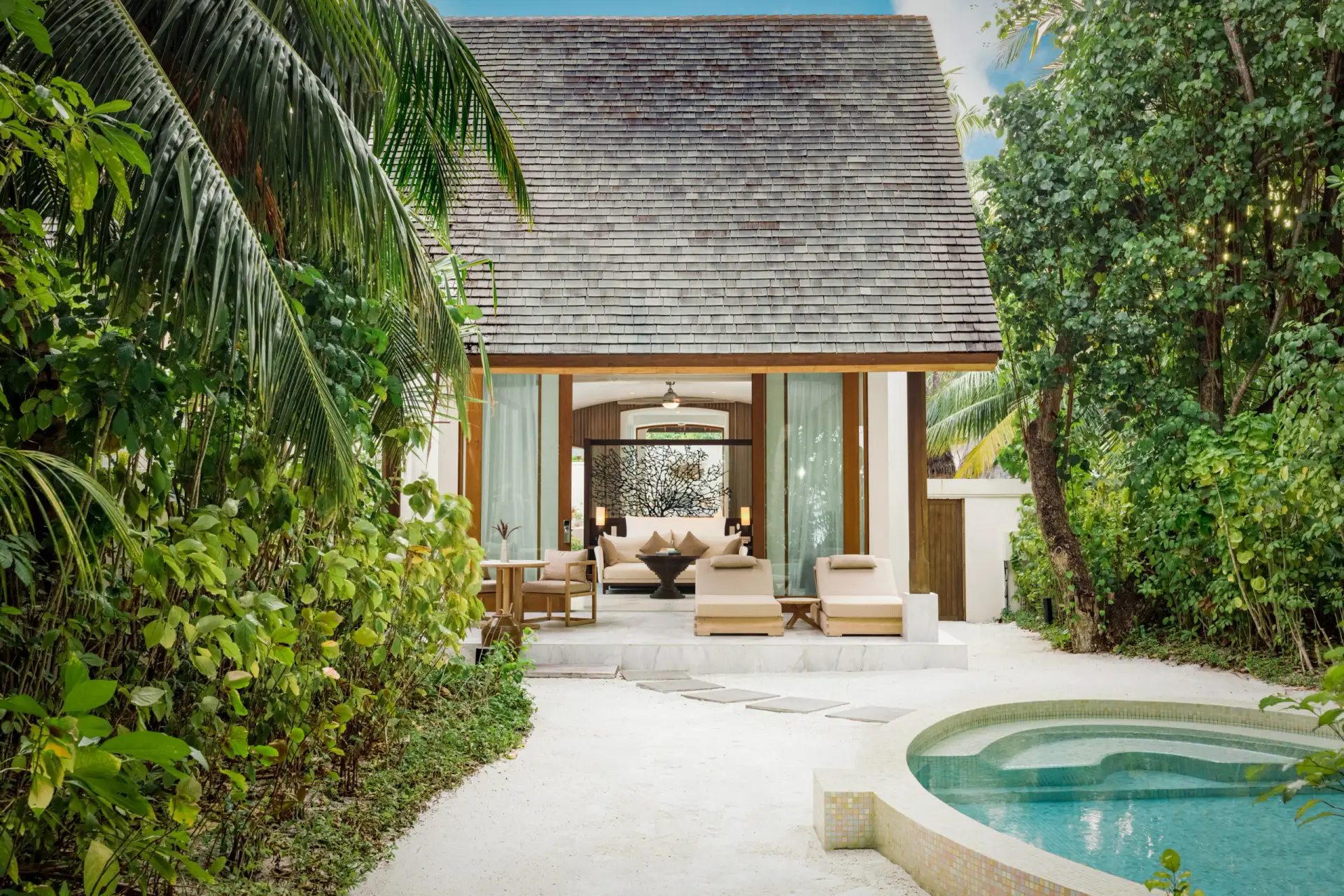 Luxuriöse Strandvilla mit eigenem Pool im Conrad Maldives Rangali Island