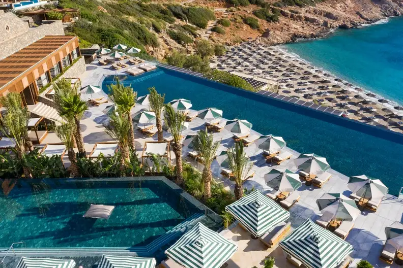 Daios Cove Luxusresort mit Infinity-Pool und Strand auf Kreta