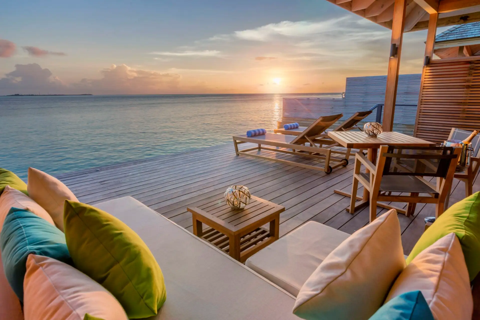 Luxuriöse Meeresvilla-Terrasse im Abendlicht in Hurawalhi, Malediven