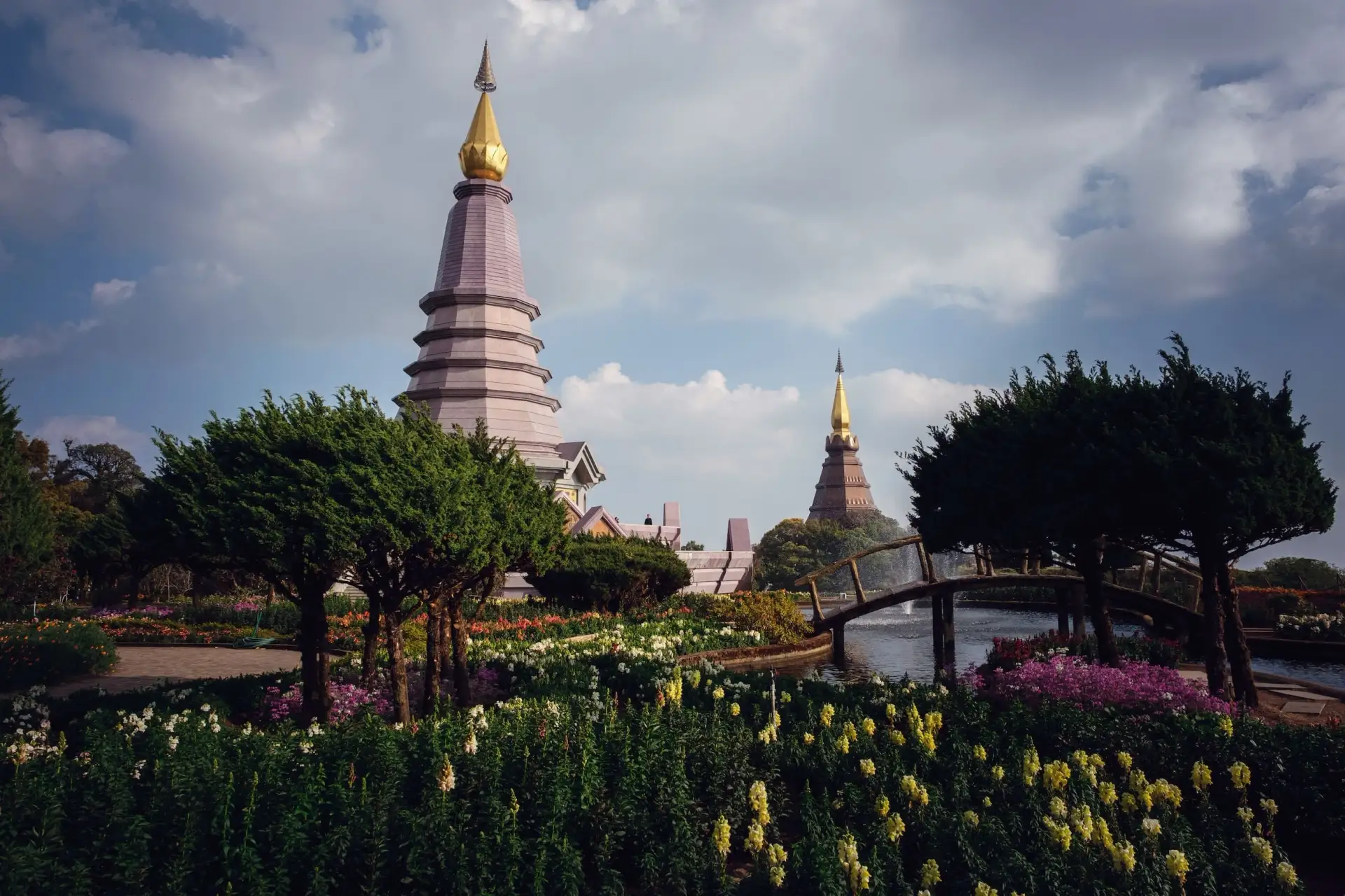 Pagode auf dem Berg Doi Inthanon in Nordthailand, umgeben von Gärten, Brücke und malerischer Landschaft