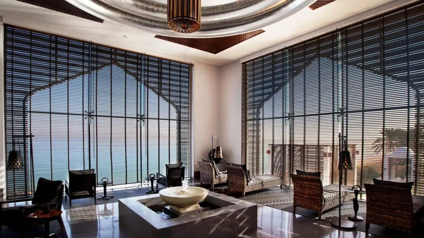Luxuriöse Spa-Lounge in einem Resort im Oman mit Meerblick und traditioneller Architektur- Oman Luxusreise