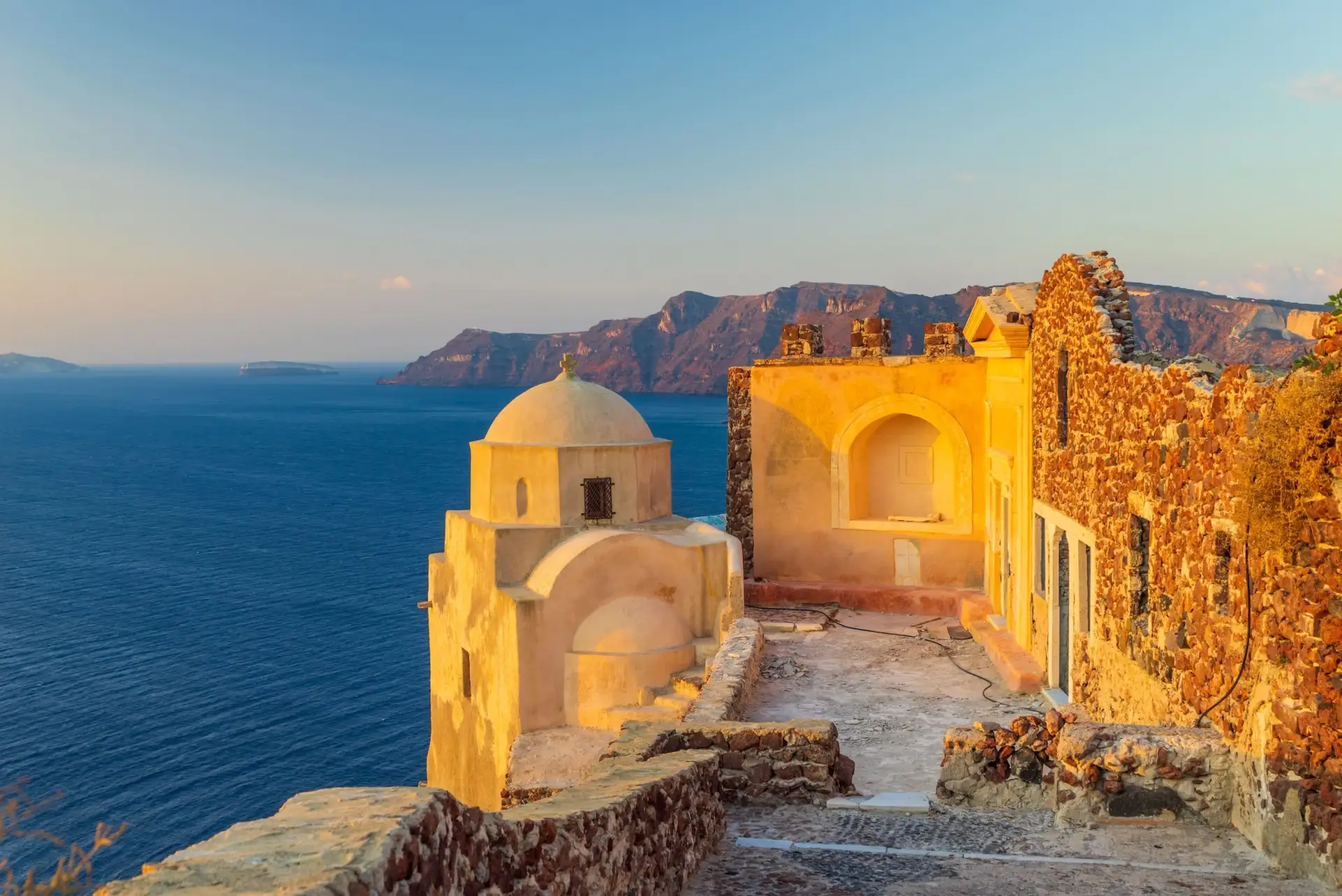 Felsküsten-Bauweise und Caldera-Aussicht vom Ort Oia auf der Insel Santorin in Griechenland